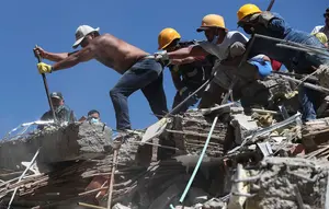 Menanti Kabar dari Balik Reruntuhan Gempa Kolombia