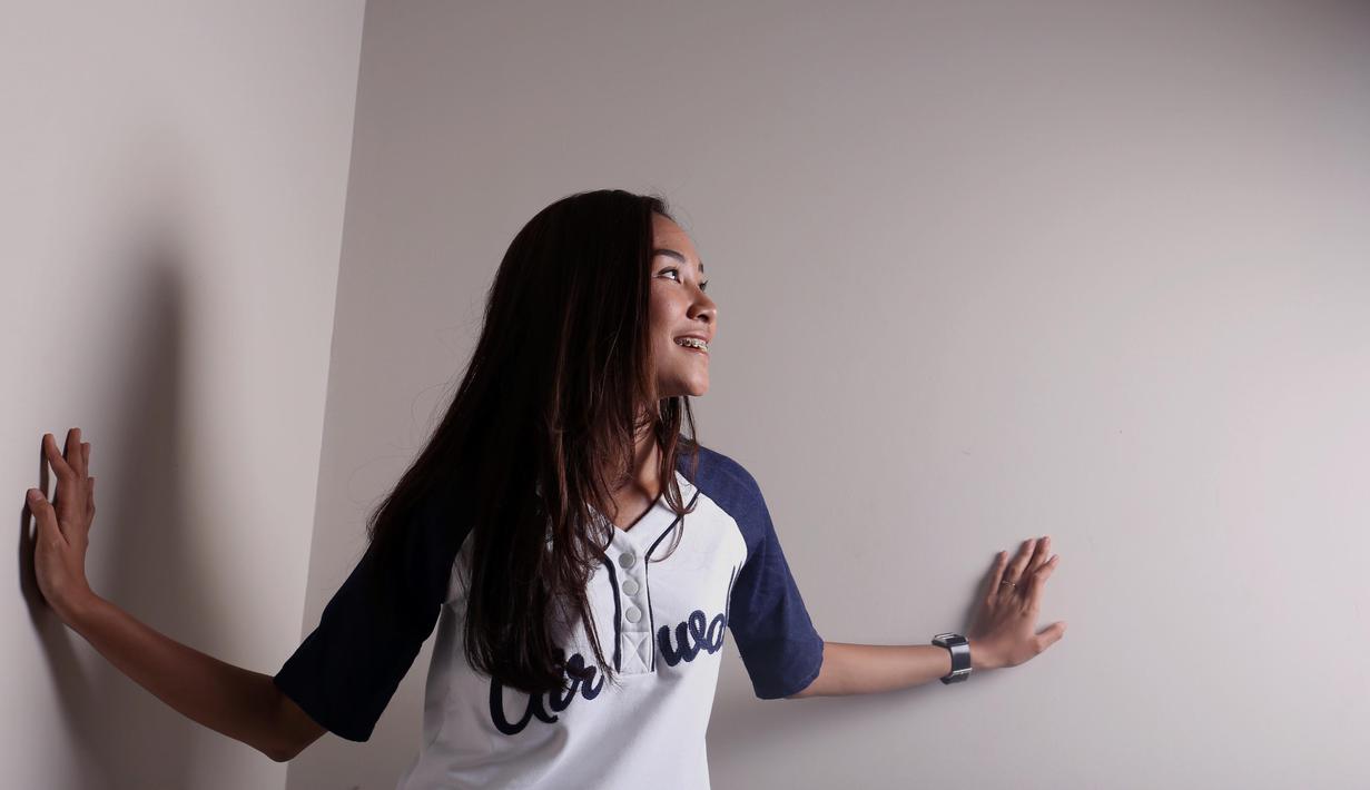 Fisioterapi PBR, Adinda Pricilla hadir sebagai icon Sport Seleb di Bola.com (10/12/2015), penyuka Warna pakaian gelap dan putih ini terlihat serasi dan menyatu dengan ruangan. (Bola.com/Nicklas Hanoatubun)