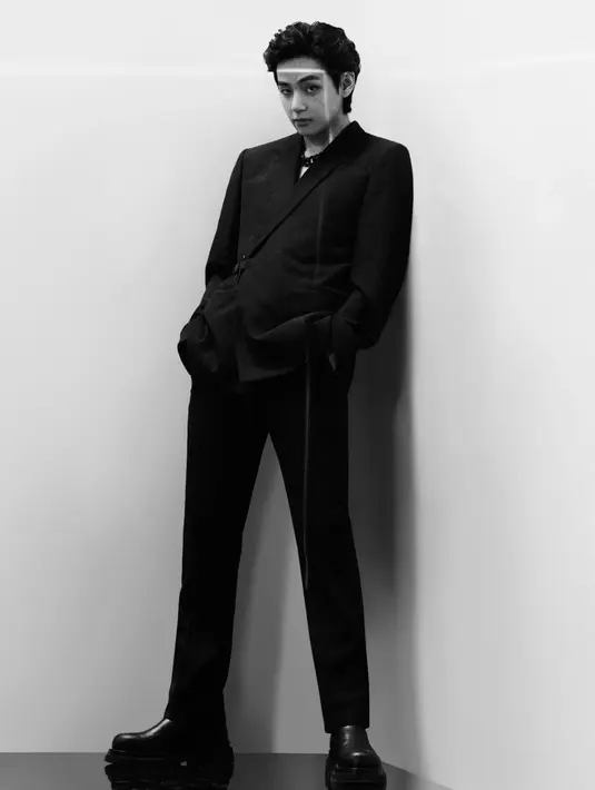 Potret yang satu ini tak usah diragukan lagi, pasti mengundang perhatian banyak fansnya. Taehyung mengenakan setelan jas dalam potret hitam-putih. Foto: Instagram.