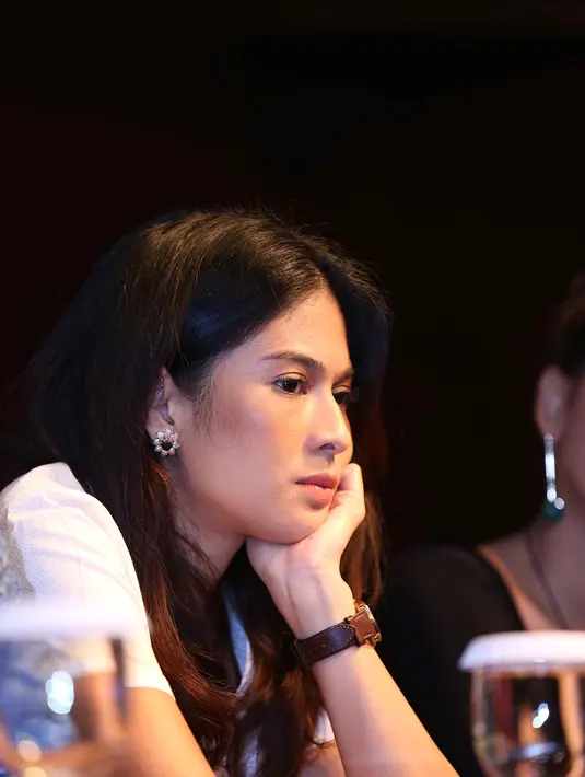 Dalam film Kartini, setidaknya Dian Sastrowardoyo harus menghafal, ngomong dan memaknai 64 kalimat bahasa Belanda. Beruntung ia bisa belajar dengan Hans De Kraker, kekasih pemeran Paramitha Rusady.(Nurwahyunan/Bintang.com)