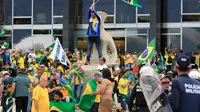 Pendukung mantan Presiden Brasil Jair Bolsonaro mengepung Istana Kepresidenan Planalto di Brasilia pada Minggu (8/1/2023). (Dok. AFP)