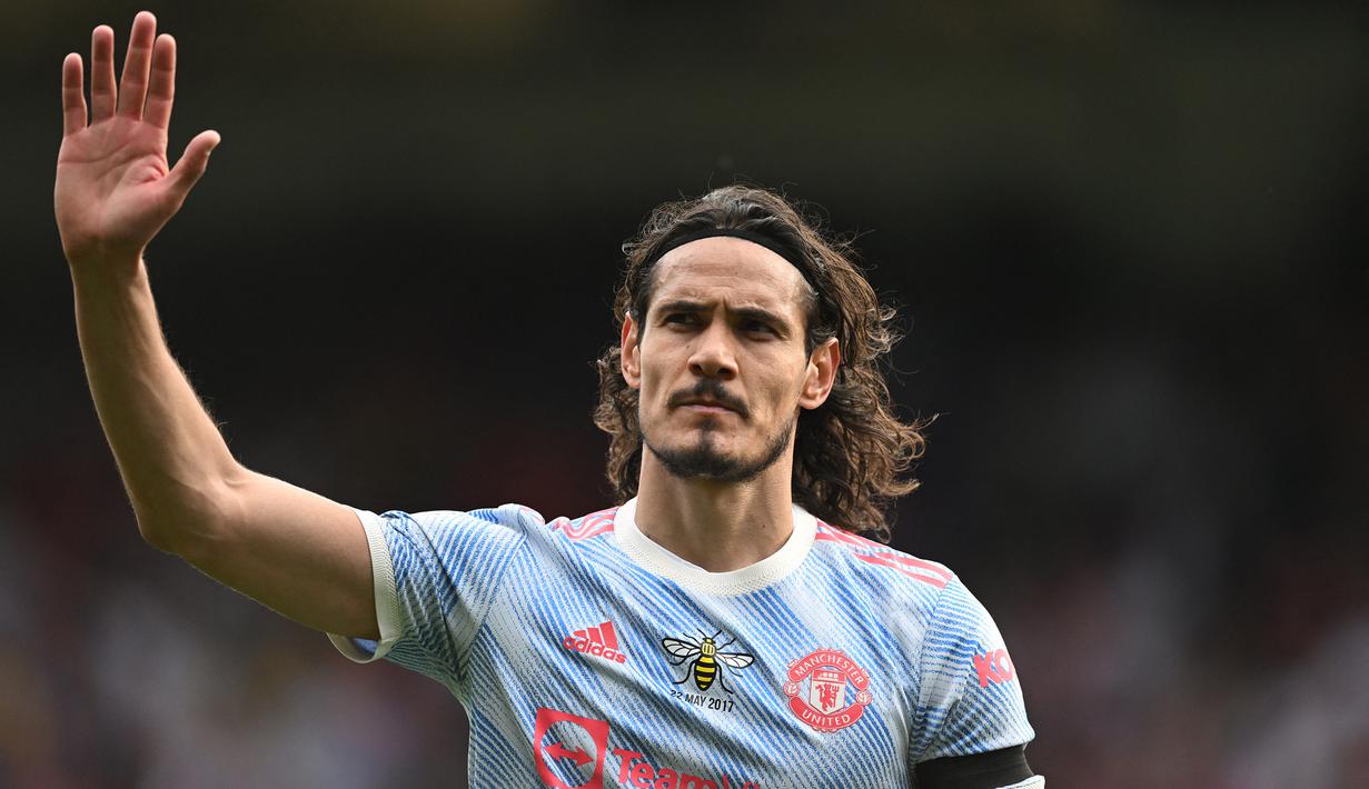 Edinson Cavani. Striker Uruguay berusia 40 tahun ini didatangkan Manchester United dari PSG dengan status bebas transfer pada awal musim 2020/2021 setelah membela PSG selama 7 musim mulai 2013/2014 hingga 2019/2020. Selama 2 musim membela MU ia total tampil dalam 59 laga di semua ajang dengan torehan 19 gol dan 7 assist. Kedatangan kembali Cristiano Ronaldo pada awal musim 2021/2022 menjadikannya terpinggirkan dari skuat utama Setan Merah dan akhirnya memilih hengkang pada akhir musim 2021/2022. (AFP/Justin Tallis)