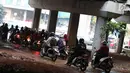 Pengendara motor melintasi jalan setapak di kolong tol di kawasan Lebak Bulus, Jakarta, Selasa (13/2). Untuk menghindari macet sebagian pengendara memanfaatkan jalan setapak tersebut untuk memersingkat waktu tempuh. (Liputan6.com/Immanuel Antonius)