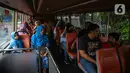 Warga menaiki bus wisata gratis Transjakarta di Jakarta, Selasa (26/12/2023). (Liputan6.com/Faizal Fanani)
