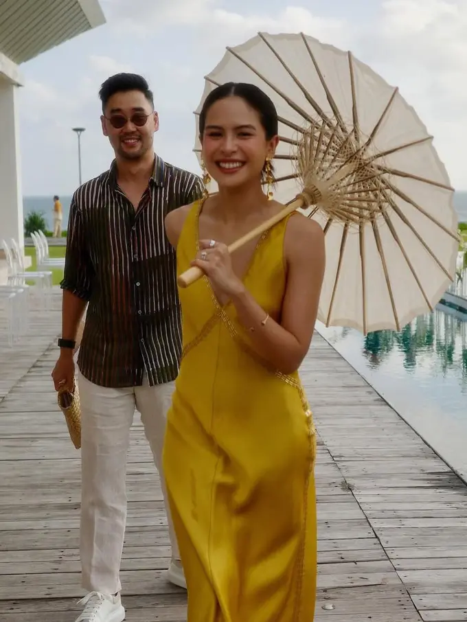 Maudy Ayunda Dibalut Dress Mustard Saat Hadir di Pernikahan Sahabat