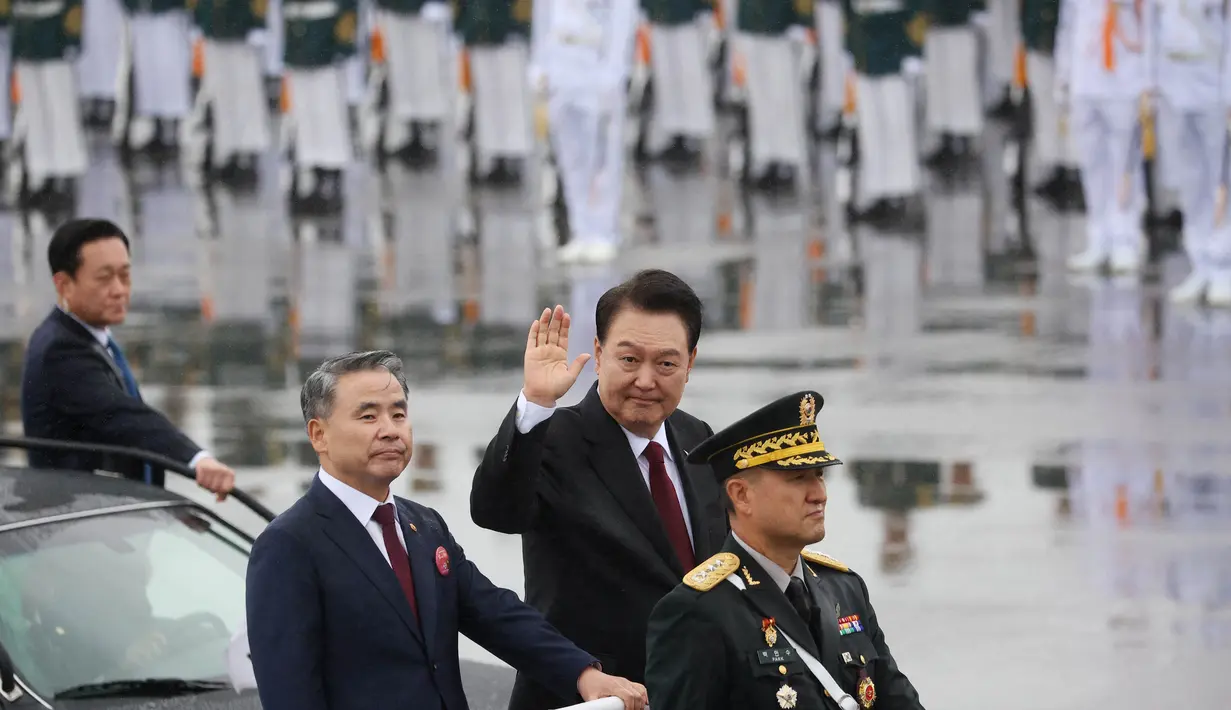Presiden Korea Selatan Yoon Suk Yeol melambaikan tangan pada peringatan ke-75 Hari Angkatan Bersenjata Korea di Seongnam pada tanggal 26 September 2023. (KIM HONG-JI/POOL/AFP)