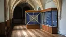Lemari pada lorong Museum Sejarah Agama terlihat kosong di Lviv, Ukraina, 4 Maret 2022. Pekerja merakit wadah logam di teras museum untuk menyimpan barang-barang yang tersisa dengan aman sebelum menempatkannya pada ruang bawah tanah karena invasi Rusia maju ke barat. (AP Photo/Bernat Armangue)