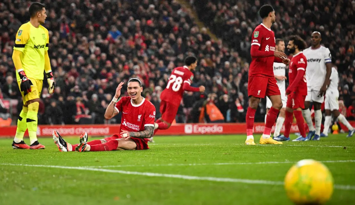 Pundi-pundi gol Liverpool bertambah usai Salah menaklukkan Areola dari situasi satu lawan satu. Di akhir laga, Jones mencetak gol keduanya lewat tembakan ke sudut bawah. (Oli SCARFF/AFP)