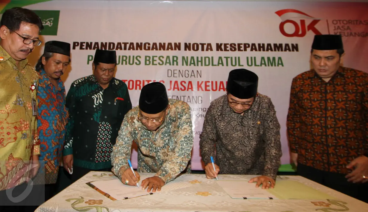 Ketua Umum PBNU, Said Aqil Siradj bersama Ketua Dewan Komisioner Otoritas Jasa Keuangan (OJK) Muliaman D. Hadad melakukan penandatangan kerja sma di Gedung PBNU Jakarta, Senin (29/2). (Liputan6.com/Angga Yuniar)