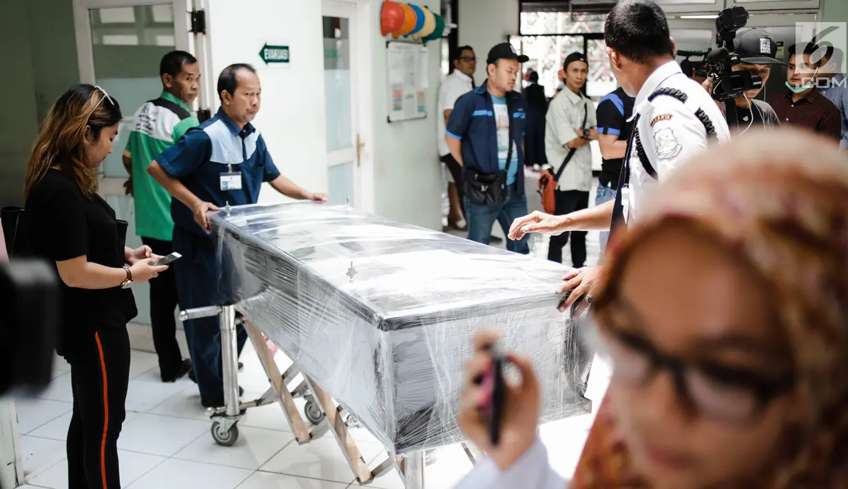 Petugas mendorong peti jenazah ibunda Roro Fitria, Raden Retno Winingsih, di Rumah Sakit Fatmawati, Jakarta, Senin (15/10). Peti jenazah ibunda Roro Fitria langsung dilapisi plastik wraping untuk diterbangkan ke Yogyakarta. (Liputan6.com/Faizal Fanani)