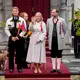 Putri Mahkota Norwegia Mette-Marit, Pangeran Mahkota Norwegia Haakon, dan Pangeran Norwegia Sverre Magnus menyapa pawai anak-anak selama perayaan hari nasional di Skaugum di Asker, dekat Oslo, Norwegia, pada 17 Mei 2026.  (dok. Lise Åserud / NTB / AFP)