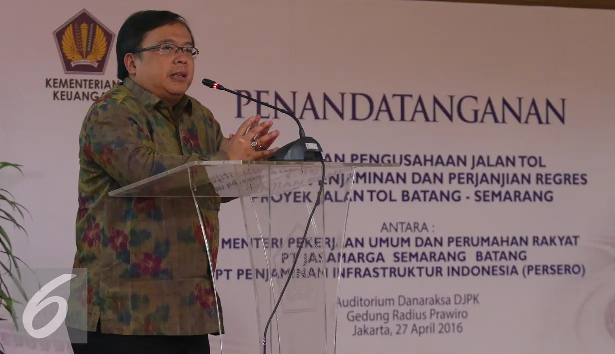 Menkeu Bambang Brodjonegoro memberikan ketarangan saat menghadiri Pengusahaan Jalan Tol Batang-Semarang di Jakarta, Rabu (28/4). Tujuan penandatanganan demi memuluskan dan mempercepat proyek pembangunan jalan tol Trans Jawa. (Liputan6.com/Angga Yuniar)