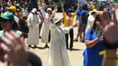 Para biarawati dan pemuda bernyanyi dan menari saat menunggu Paus Fransiskus di Gereja Maipu di Santiago, Chili (18/1). (AFP Photo / Eitan Abramovich)