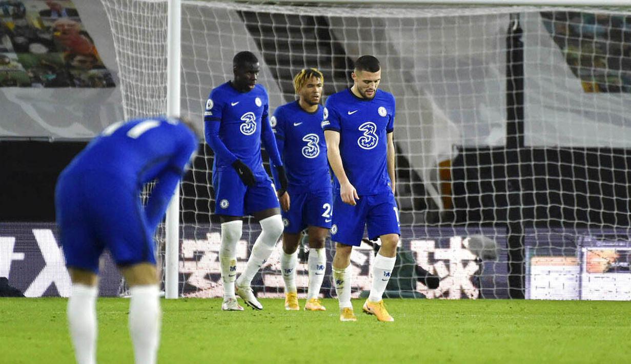 Para pemain Chelsea tertunduk lesu usai ditaklukkan Wolverhampton Wanderers pada laga Liga Inggris di Stadion Molineux, Rabu (16/12/2020). Chelsea tumbang dengan skor 2-1. (Rui Vieira/Pool via AP)