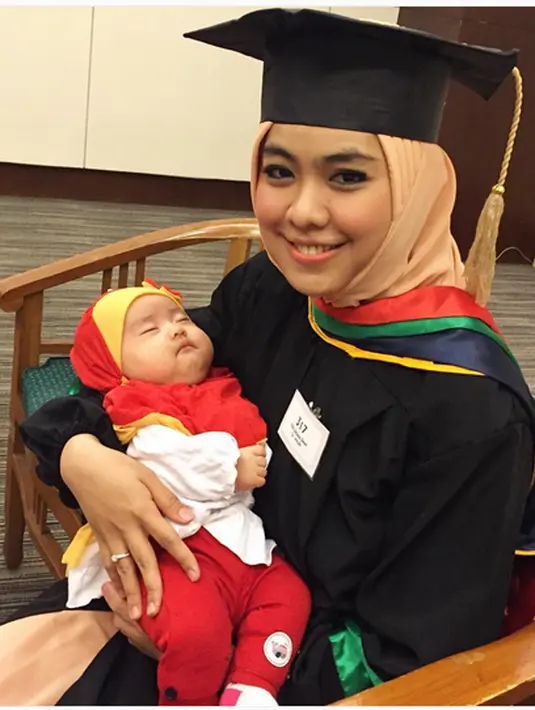 Sebagai ibu dari dua anak dan kesibukannya menjalankan usaha, Oki Setiana Dewi masih terus menyelesaikan kuliah S2-nya. (Instagram/okisetianadewi)