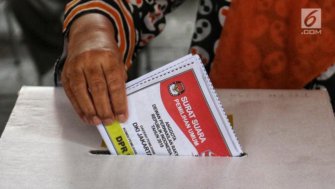 Warga memasukkan surat suara yang telah dicoblos saat mengikuti simulasi pemungutan dan pencoblosan surat suara Pemilu 2019 di Taman Suropati, Jakarta, Rabu (10/4). Simulasi dilakukan untuk meminimalisir kesalahan dan kekurangan saat pencoblosan pemilu pada 17 April nanti. (Liputan6.com/Johan Tallo)