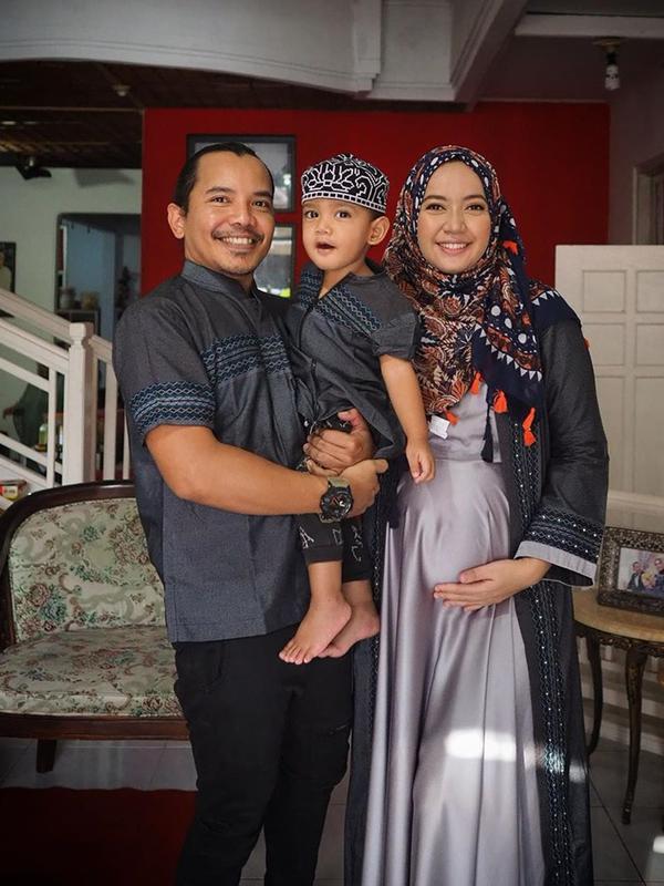 Potret kebersamaan Cella dengan istri dan anak pertamanya. (Sumber: Instagram/@cellanadalam)