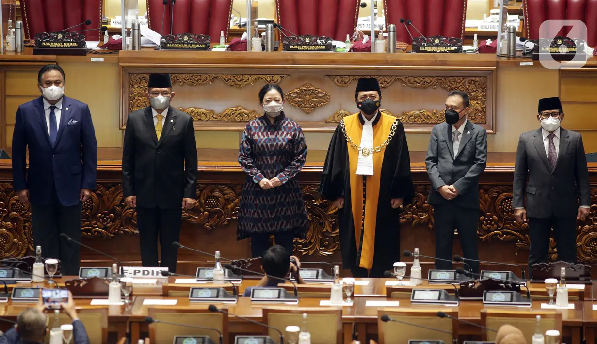 Ketua DPR Puan Maharani (tengah) didampingi Wakil Ketua DPR Sufmi Dasco Ahmad, Muhaimin Iskandar, dan Rachmat Gobel saat pelantikan Lodewijk F. Paulus sebagai Wakil Ketua DPR di Ruang Rapat Paripurna, Jakarta, Kamis (30/9/2021). (Liputan6.com/Johan Tallo)