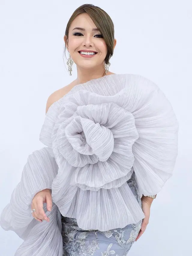 Cantiknya Amanda Manopi dalam Balutan Gaun Aksen Bunga