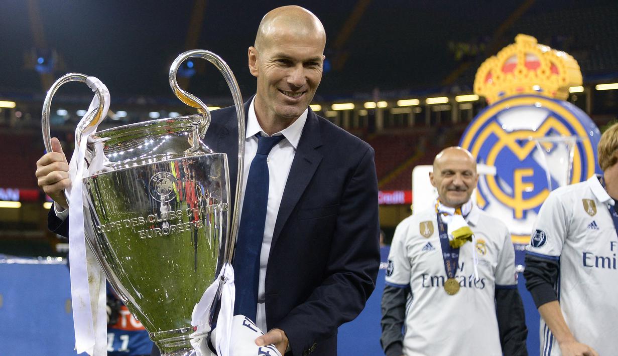 Zinedine Zidane. Pelatih berusia 49 tahun yang sedang menganggur ini baru menangani satu klub, yaitu Real Madrid yang dibesutnya dalam 2 periode sejak Januari 2016. Ia total telah mengoleksi 11 trofi dalam periode 2016-2018 dan 2019-2021. Ia mundur di akhir musim 2020/2021. (AFP/Filippo Monteforte)