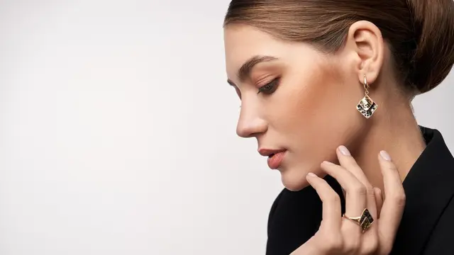 Perhiasan yang Sesuai Baju