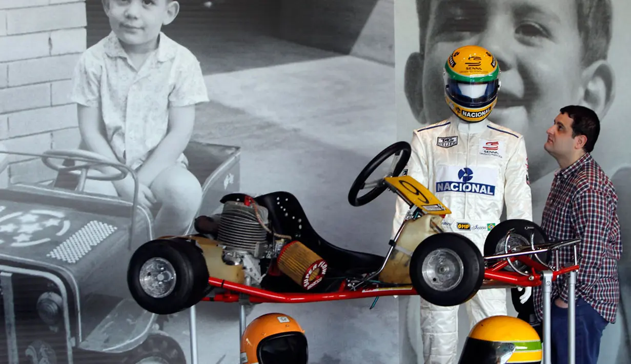 Helm yang pernah digunakan Ayrton Senna juga dipamerkan salah satu sudut Sirkuit Imola, Italia, (1/5/2014). (REUTERS/Alessandro Garofalo)
