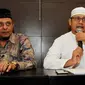 Ketum GNPF-Ulama, Yusuf Muhammad Martak (kiri) dan Anggota GNPF ustad Edy Mulyana memberikan keterangan menepis isu kepemilikan saham Lapindo di Jakarta, Senin (24/9). (Merdeka.com/Dwi Narwoko)