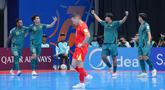 Pemain Timnas Futsal Indonesia merayakan keunggulan atas Vietnam pada babak perempat final Piala Asia Futsal 2026 di Indonesia Arena, Kompleks Gelora Bung Karno, Senayan, Jakarta, Selasa (3/2/2026). Timnas Futsal Indonesia memastikan lolos ke semifinal AFC Futsal 2026. (Bola.com/Bagaskara Lazuardi)