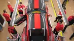 Pekerja memasang pintu mobil sport Porsche GT2RS di pabrik Porsche di Stuttgart, Jerman (26/1). Perusahaan Porsche membagikan bonus besar kepada karyawannya karena hasil penjualan mereka mencapai rekor tertinggi tahun lalu. (AFP Photo/Thomas Kienzle)
