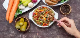 Menjalani pola makan rendah karbohidrat kini semakin populer, terutama bagi Sahabat Fimela yang ingin menjaga berat badan, menstabilkan gula darah, atau sekadar menjalani gaya hidup lebih sehat. (foto/dok: freepik/kamranaydinov)