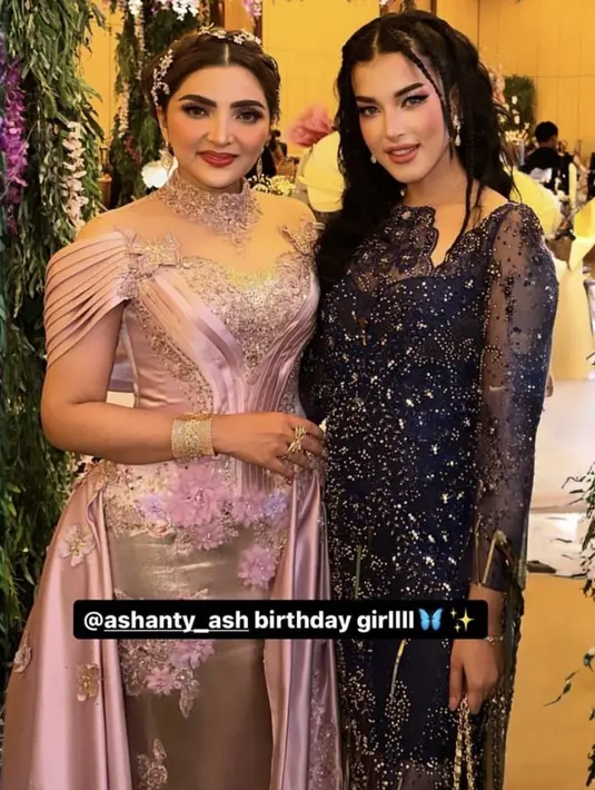 Sementara itu, berbeda dengan Tasyi yang tampil cerah. Tasya lebih memilih tampil lebih gelap dengan busananya. [@tasyafarasya]