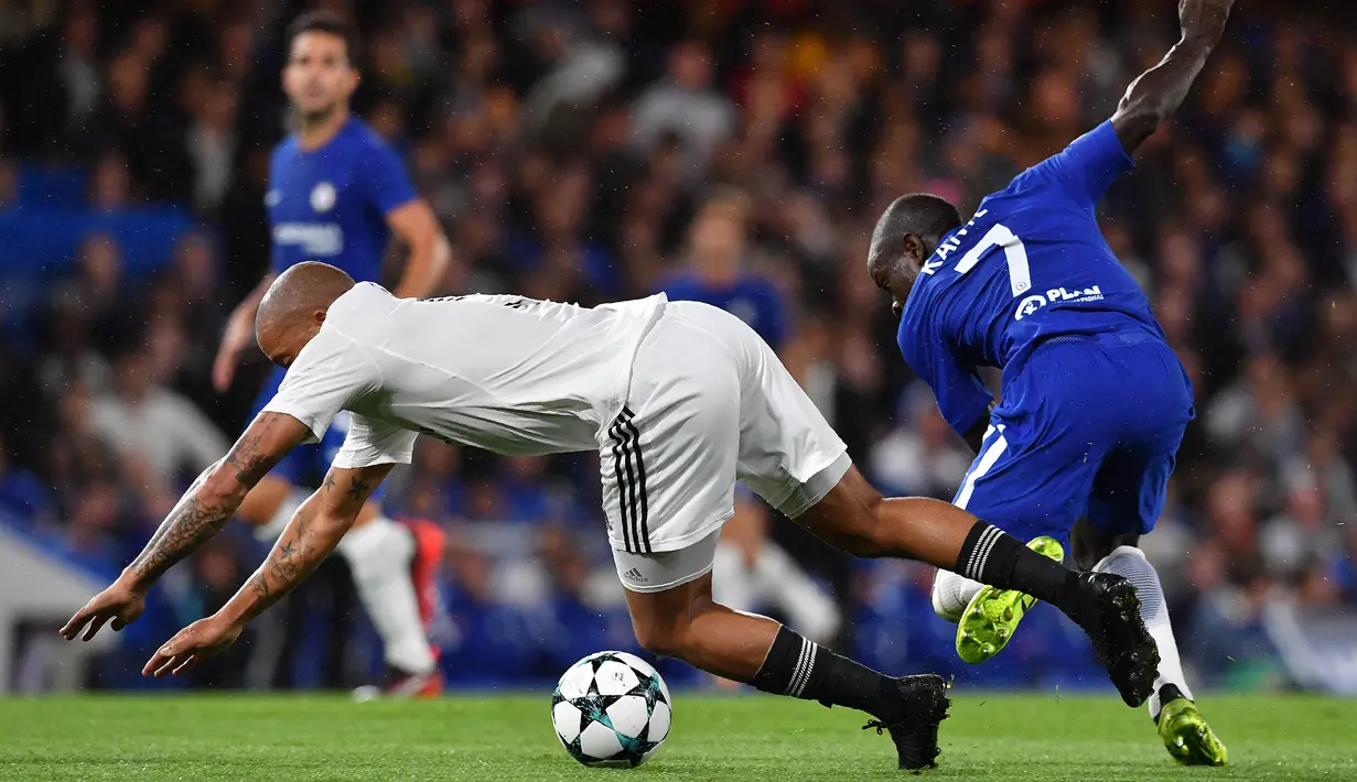 Gelandang Chelsea, N'Golo Kante, berebut bola dengan striker Qarabag, Dino Ndlovu, pada laga Liga Champions di Stadion Stamford Bridge, London, Selasa (12/9/2017). Chelsea menang 6-0 atas Qarabag. (AFP/Ben Stansall)