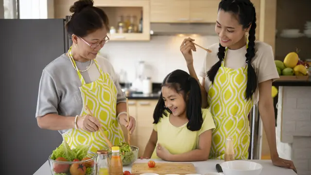 keluarga masak bersama