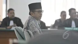 Waryono Karno mendengarkan hakim saat sidang dengan agenda tanggapan jaksa penuntut umum (JPU) KPK atas nota keberatan atau eksepsi terdakwa di Pengadilan Tipikor, Jakarta, Senin (18/5/2015). (Liputan6.com/Herman Zakharia)