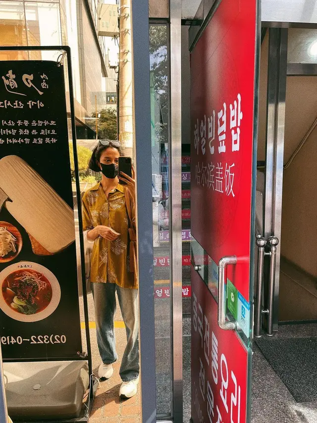 8 Inspirasi OOTD Kasual Putri Marino Saat Mirror Selfie di Korea Selatan