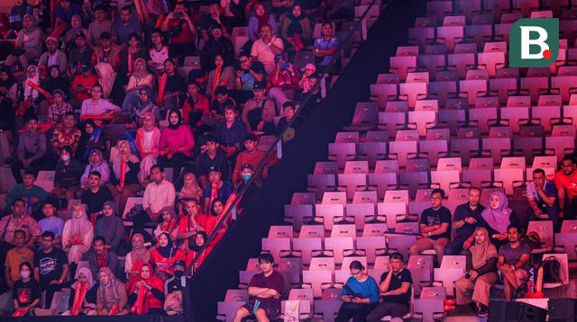 Suasana tribune penonton Istora Gelora Bung Karno dalam hari pertama penyelenggaraan Indonesia Open 2025, Selasa (3/6/2025). (Bola.com/Bagaskara Lazuardi).