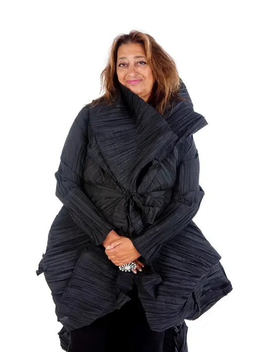 Zaha Hadid pertama kali jatuh cinta pada rancangan Issey Miyake adalah pada tahun 80an dan telah menjadi penggemarnya sejak itu.