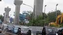 Sejumlah kendaraan melintasi proyek jalur layang Mass Rapid Transit (MRT) di Kawasan Lebak Bulus, Jakarta Selatan, Minggu(15/5). Pembangunan MRT dipercepat juga dalam menyambut Asian Games 2018 serta mengurangi kemacetan.(Liputan6.com/Helmi Afandi)