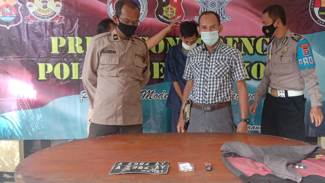 Pelaku Jambret Kalung Emas Anak-anak Ditangkap Polisi. (Rabu, 14/07/2021). (Yandhi Deslatama/Liputan6.com).