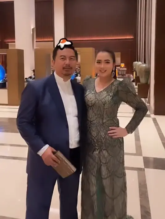 Vega Darwanti tampil mengenakan dress hijau lengan panjang model puff. Dipadukan anting-anting besarnya. [@vegadarwanti123]
