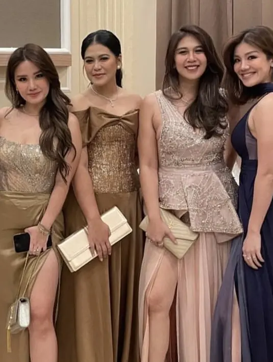 Tampilan Kahiyang pun semakin mewah dengan perhiasan yang dikenakan, mulai dari anting-anting dan kalung silver yang melengkapi penampilannya. [Instagram/@adellejewellery]