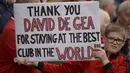 Suporter MU mengucapkan terima kasih kepada David De Gea karena memilih bertahan di Setan Merah. De Gea awal musim sempat dikabarkan akan pindah ke Real Madrid. (AFP Photo/Oli Scarff)