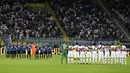 Sebagai bentuk penghortman kepada korban teror Inter Milan dan Fiorentina mengheningkan cipta sejenak pada laga Serie A di  San Siro stadium, Milan (20/8/2017). Inter menang 3-0. (AP/Antonio Calanni)