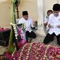 Presiden Jokowi berdoa di samping makam sang ibu. (Dok Agus Suparto/Setpres)