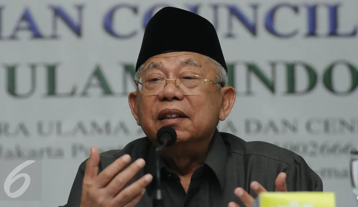 Ketua Umum MUI Pusat, Maruf Amin memberi keterangan terkait polemik ucapan Gubernur DKI Jakarta, Basuki Tjahaja Purnama di Jakarta, Kamis (13/10). Ia meminta masyarakat tetap tenang menyikapi hal tersebut. (Liputan6.com/Helmi Fithriansyah)