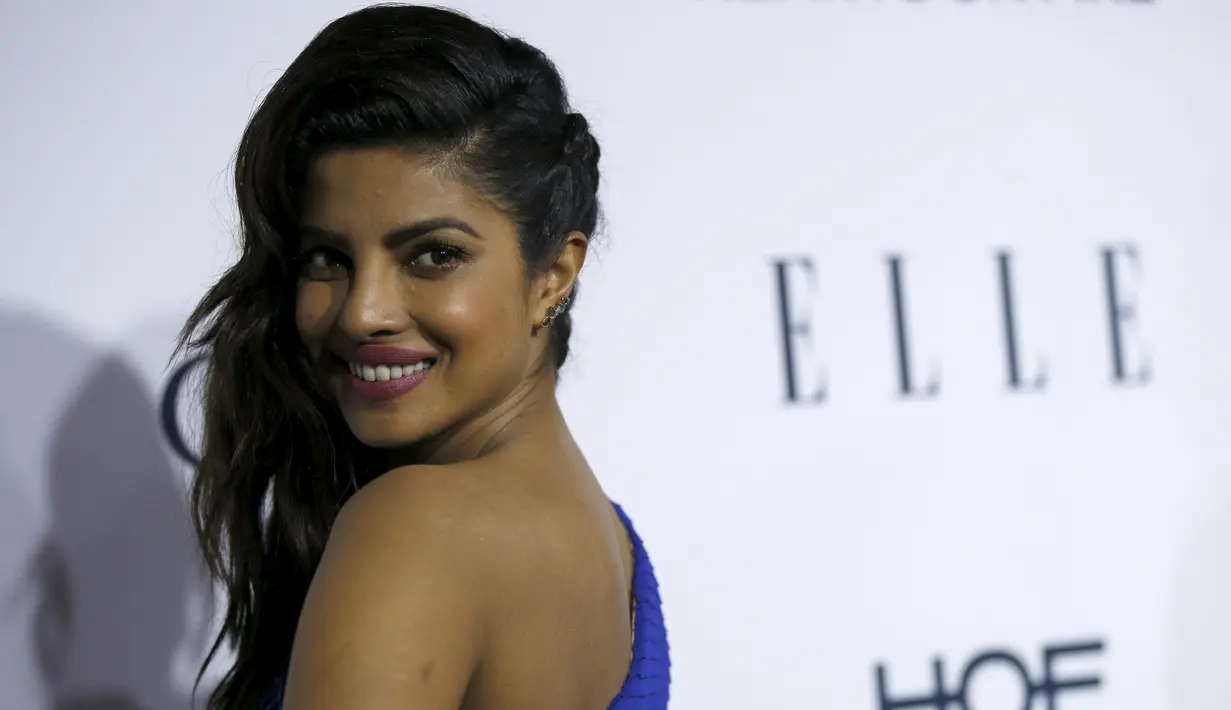 Aktris Priyanka Chopra saat menghadiri ELLE's 6th Annual Women In Television Dinner di Los Angeles, Rabu (20/1).  Miss World 2000 itu tampil cantik  mengenakan gaun biru one-shoulder. (REUTERS/Mario Anzuoni)