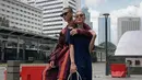 Kebersamaan Agnez Mo-Adam Rosyid menunjukkan kekuatan dalam berpakaian sebagai pasangan paling fashionable. Profesi Adam sebagai model mengimbangi gaya Agnez yang berkiblat dari musisi hip hop Amerika. (Foto: Instagram @adamrxsydi)