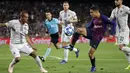 Gelandang Barcelona, Philippe Coutinho, mengontrol bola saat melawan Inter Milan pada laga Liga Champions, di Stadion Camp Nou, Rabu (24/10/2018). Barcelona menang 2-0 atas Inter Milan. (AP/Emilio Morenatti)