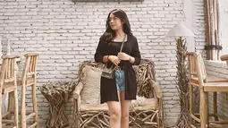 Gaya kasual Fay Nabila menggunakan busana hitam yang dipadukan celana jeans satu ini juga curi perhatian netizen. Pasalnya, meski terlihat sederhana, namun Fay Nabila juga tampil menawan. (Liputan6.com/IG/@faynabilalxndr)