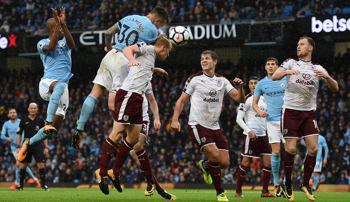 Proses terjadinya gol dari bek Manchester City, Nicolas Otamendi, ke gawang Burnley pada laga Premier League di Stadion Etihad, Manchester, Sabtu (21/10/2017). City menang 3-0 atas Burnley. (AFP/Oli Scarff)